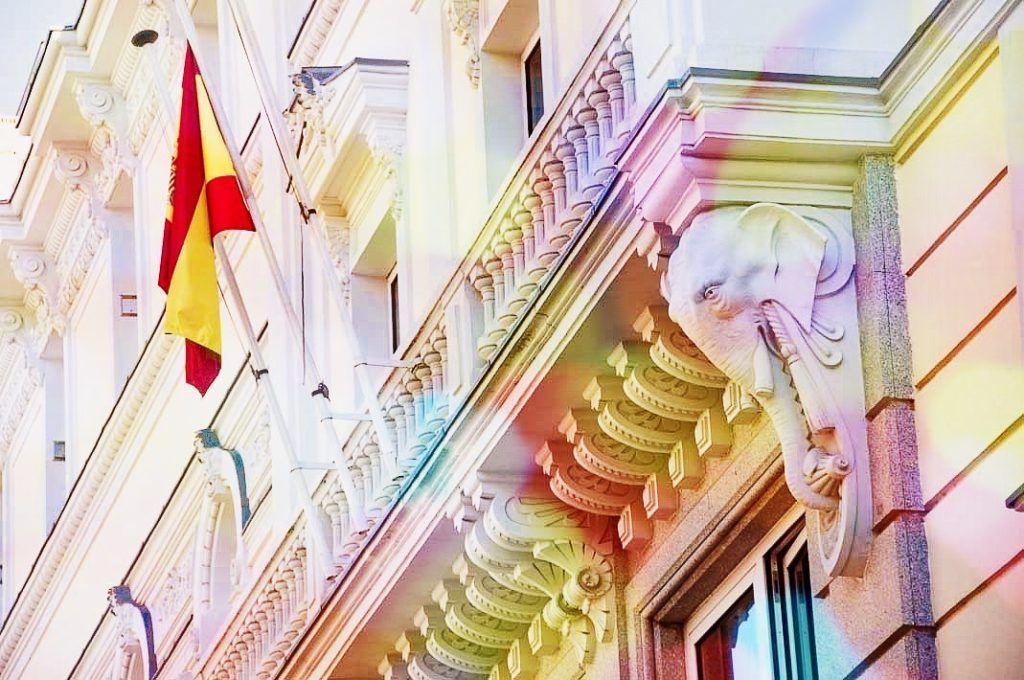 La sede del Consejo General del Poder Judicial, en la calle del marqués de la Ensenada de Madrid, fue antes el Teatro Lírico, el cual sufrió un incendio, a principios de siglo, y después el Liceo Francés.