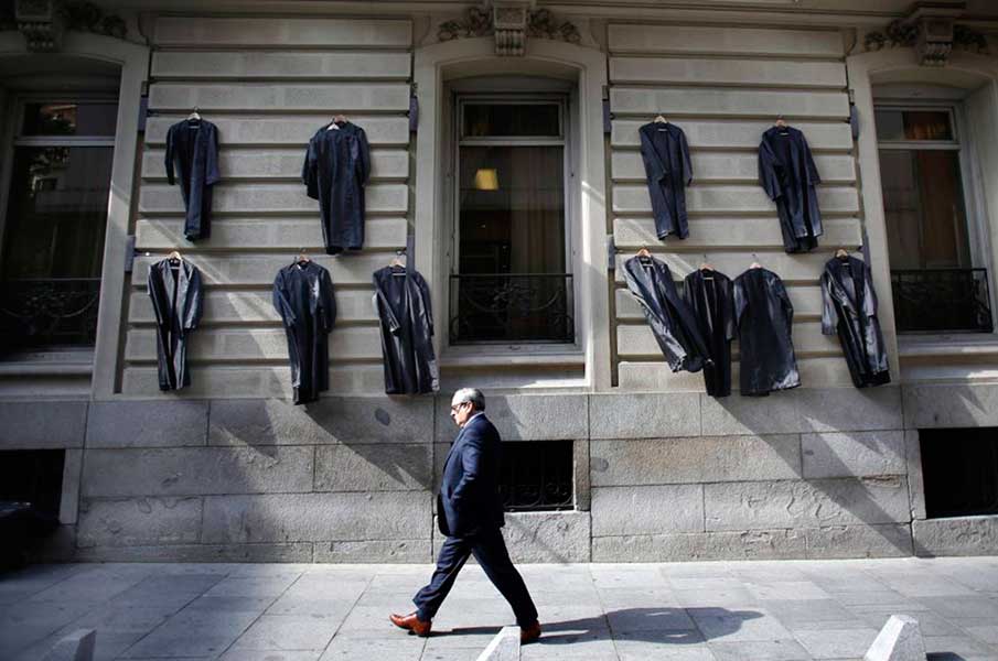 Togas colgadas de la fachada del Colegio de Abogados, en la calle de Serrano en Madrid