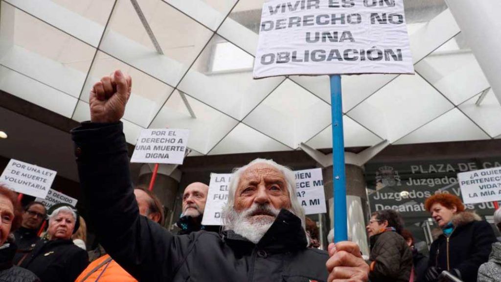 Concentración en apoyo a Ángel Hernández, el hombre que ayudó a morir a su mujer.
