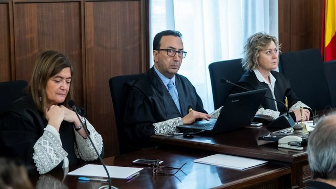 El tribunal de los ERE, durante el juicio: Pilar Llorente, Juan Antonio Calle y Encarnación Gómez Caselles