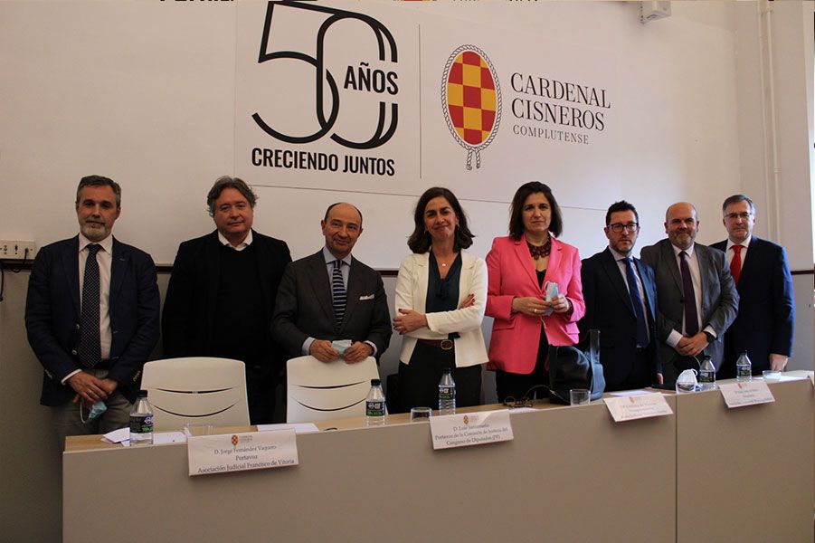 De izquierda a derecha: Jorge Fernández, portavoz nacional de la AJFV; Luis Santamaría, portavoz del PP en la Comisión de Justicia del Congreso de los Diputados; Cristina de Vicente, vicepresidenta de Foro Judicial Independiente; María Jesús del Barco, presidenta de la Asociaciín Profesional de la Magistratura; Francisco Aranda, portavoz del PSOE en la Comisión de Justicia del Congreso de los Diputados; y Fernando de la Fuente, entonces viceportavoz de Juezas y Jueces para la Democracia.